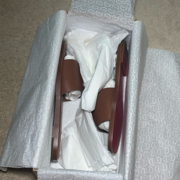 Christian Louboutin Tan Shoe Box with Logo - Picture 2 of 6